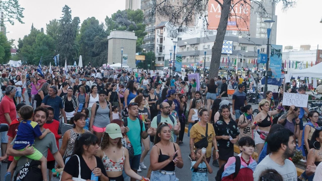 Ministra de Neuquén se sumó a la marcha contra el fascismo