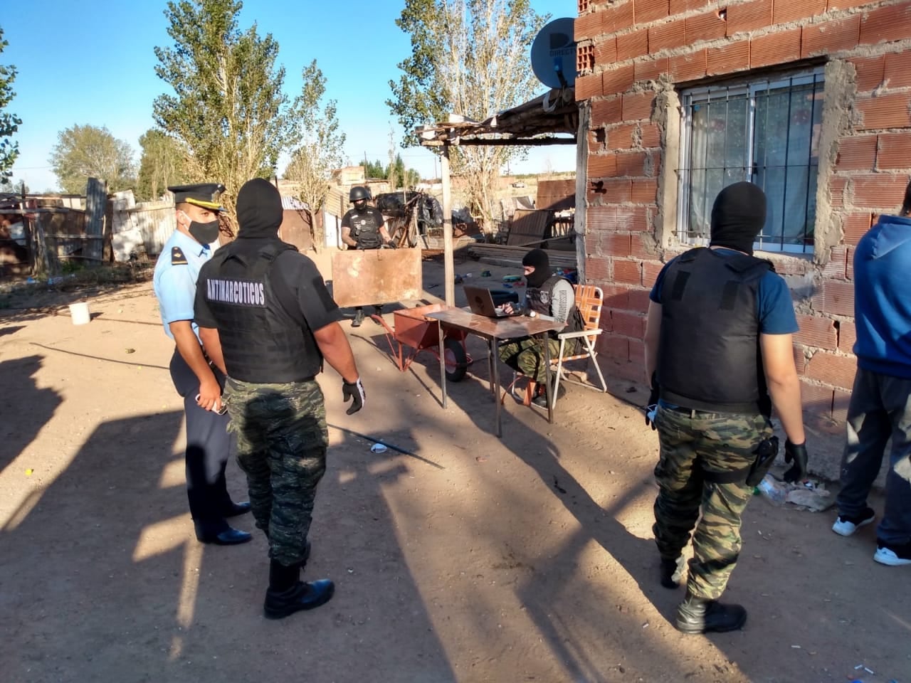 Antinarcóticos desmanteló dos kioscos de droga que operaban en conjunto en Plaza Huincul.
