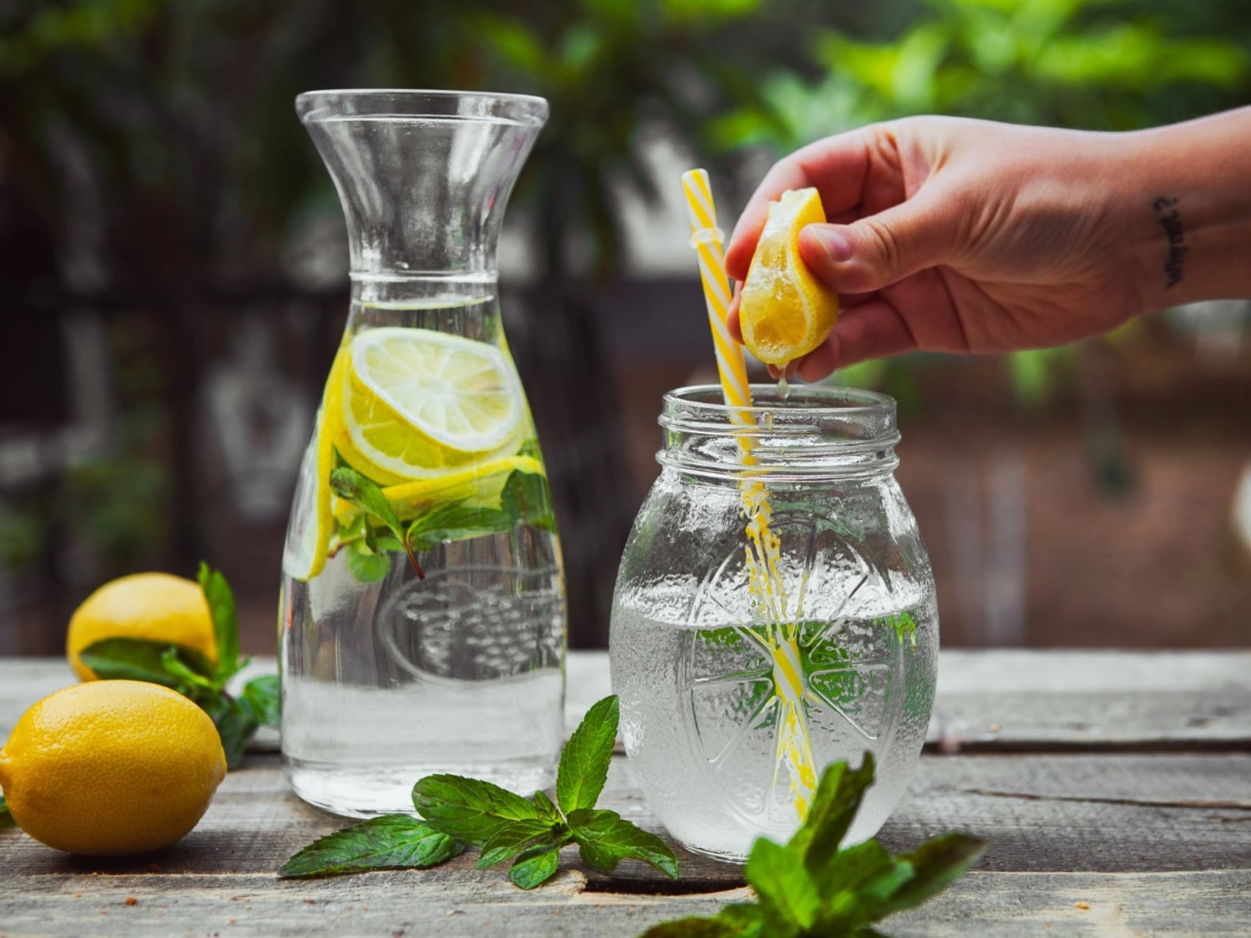 Agua con limón y salud: mitos, verdades y qué dice la ciencia