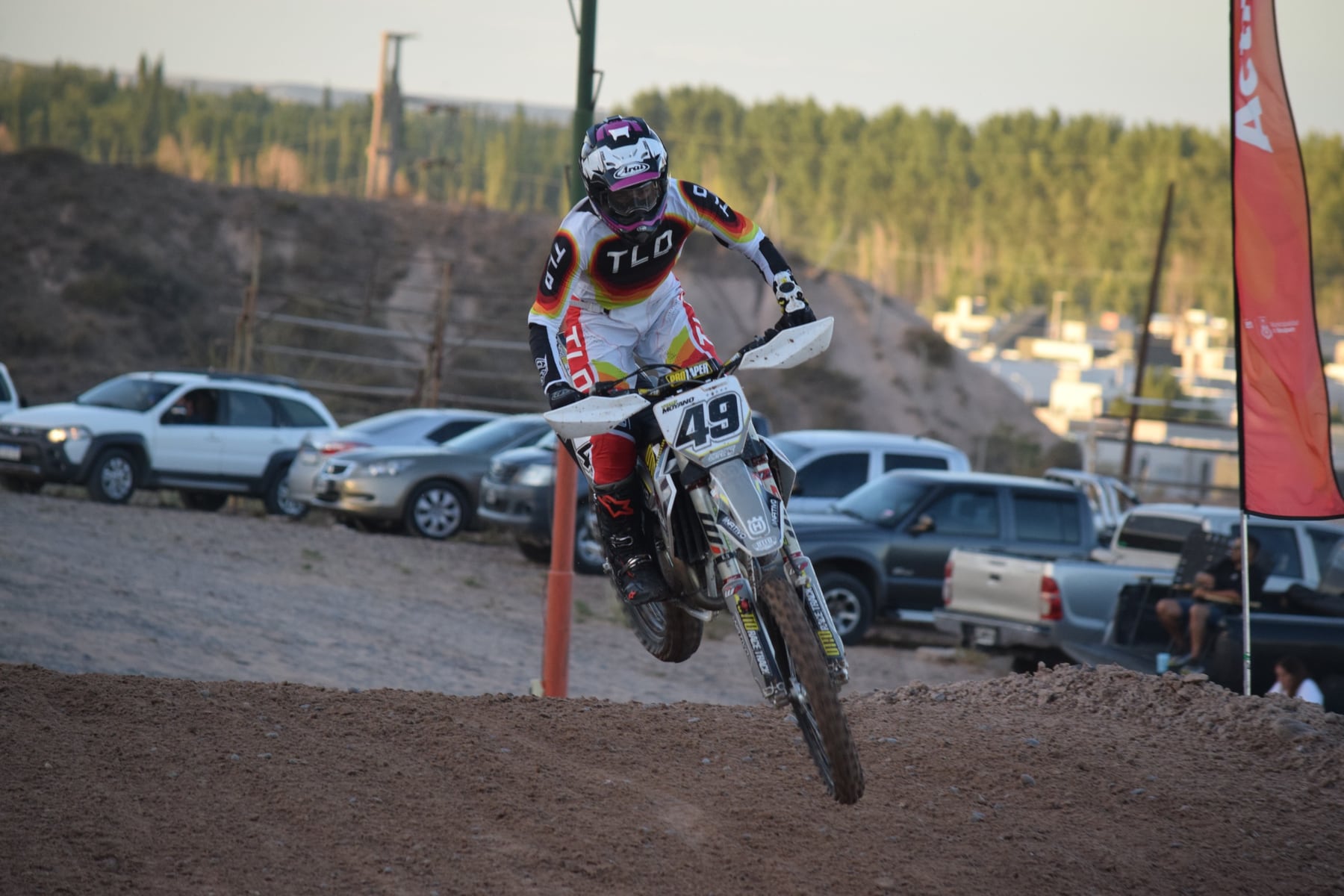 Tomás Moyano deslumbró con un doblete en el Coliseo de la Barda en el Supercross neuquino.
