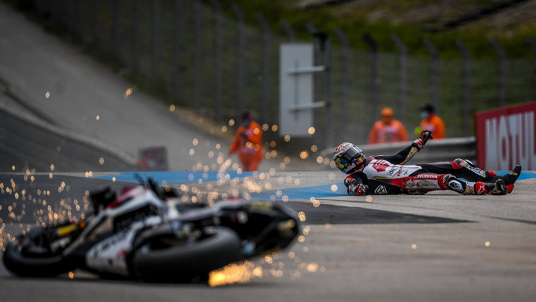 Brutal accidente del actual campeón del MotoGP: sufrió una doble fractura en Malasia y fue trasladado a Barcelona para ser operado