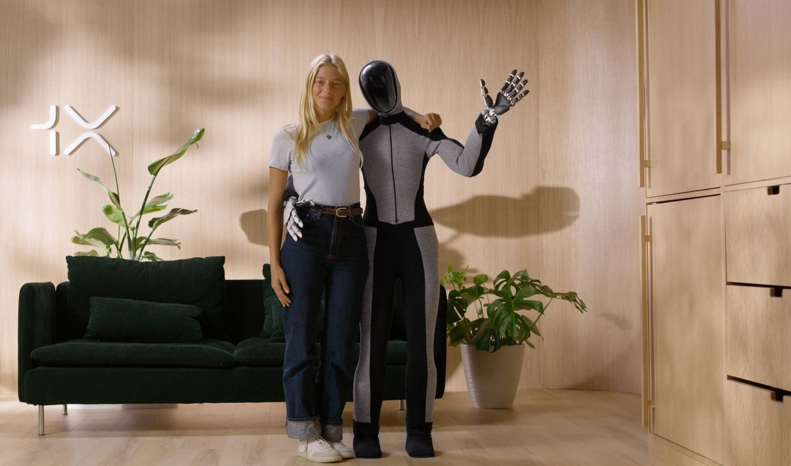 Neo: el robot humanoide que cuida niños, lava ropa, plancha y realiza muchas más tareas del hogar