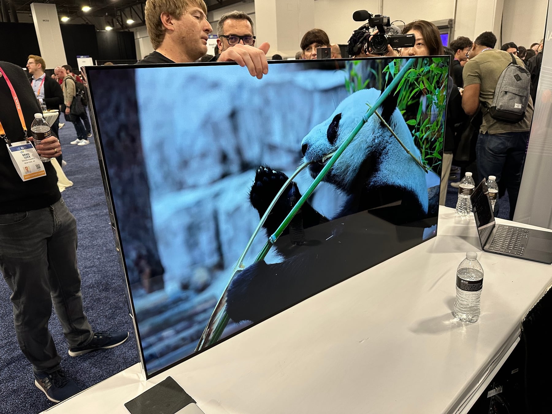 Adiós a los cables: así es el televisor con IA que se instala en segundos