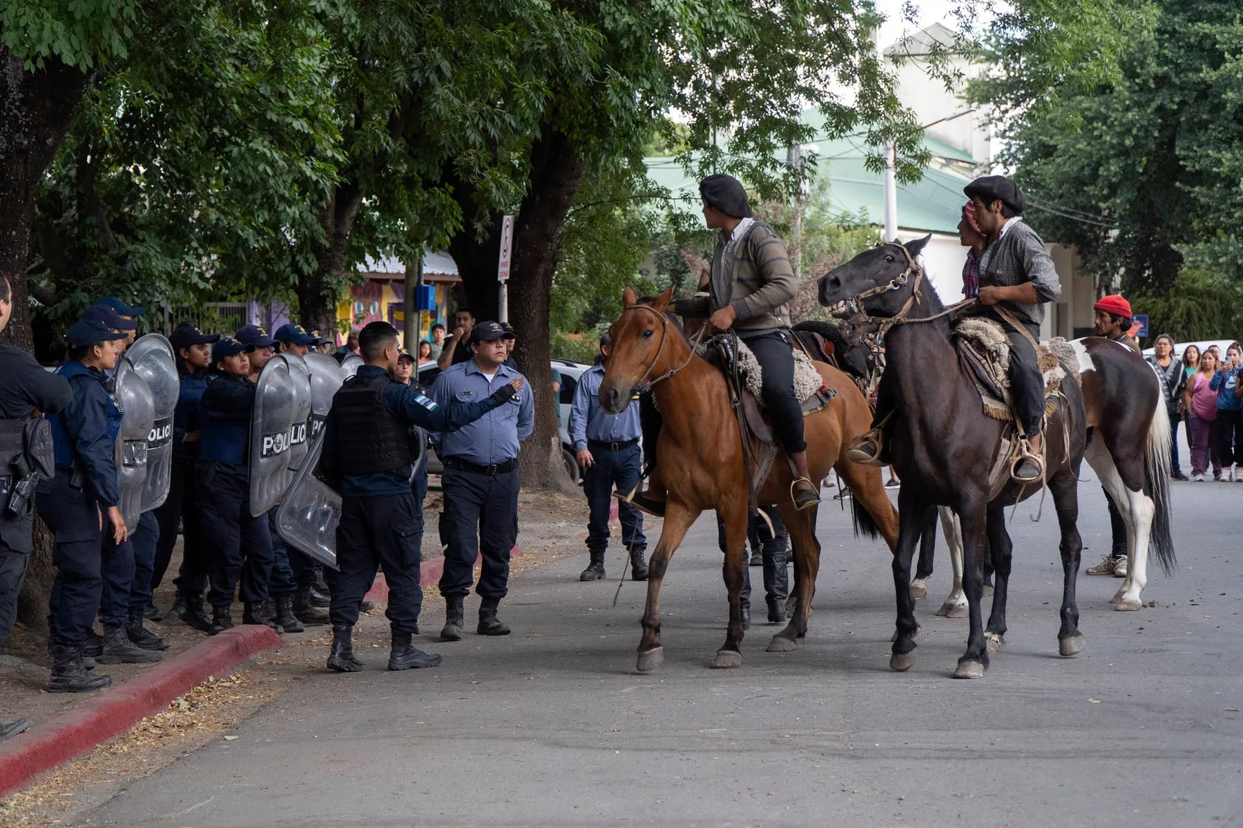 Tensión en El Bolsón: manifestaciones en la comisaría tras la detención de tres personas