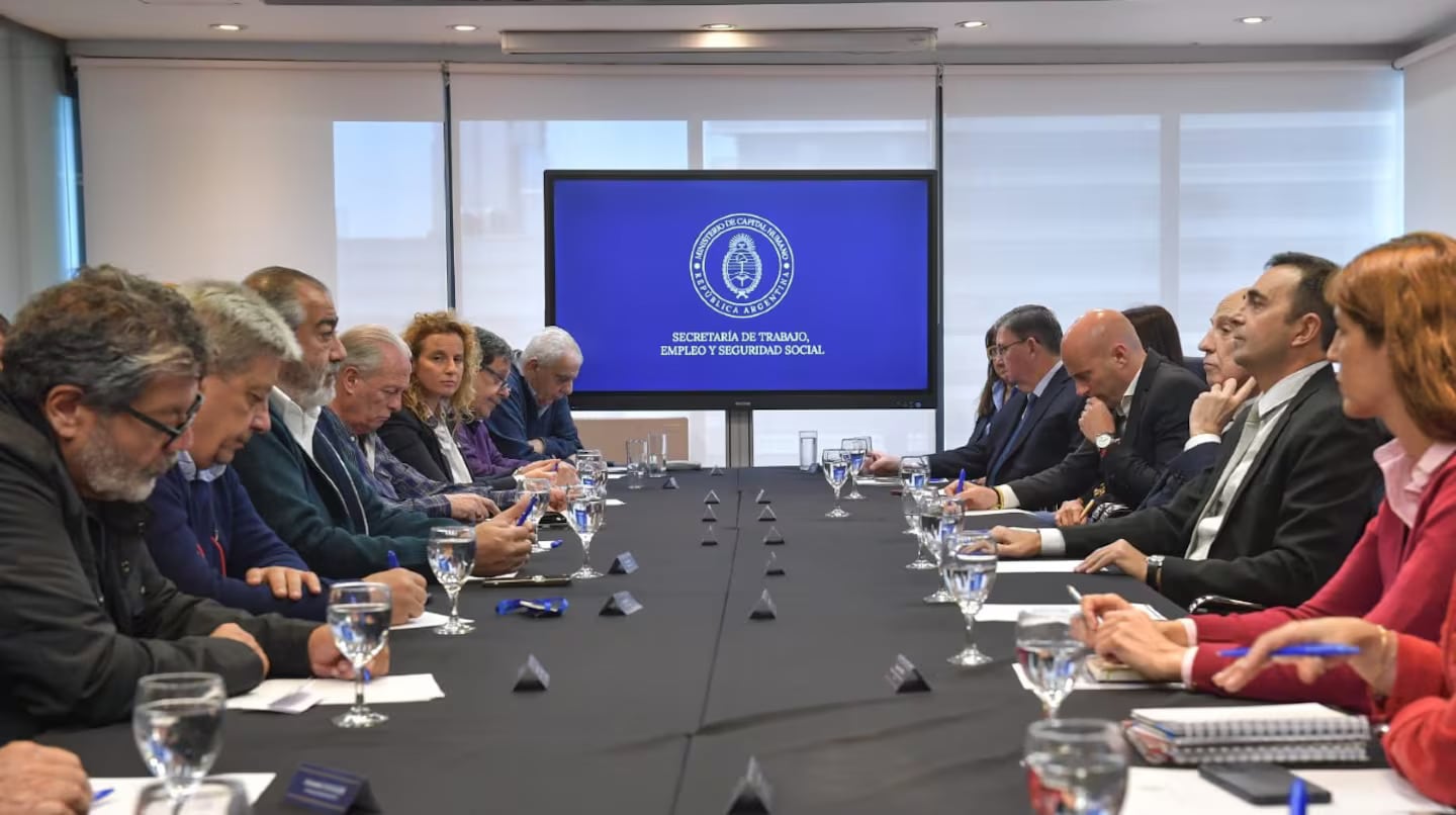 El Gobierno marca la pauta de la discusión salarial y presiona a los gremios para revisar convenios laborales