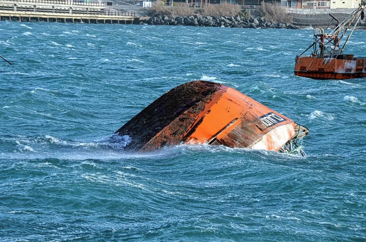 Chubut: se hundió un viejo buque pesquero con al menos cinco tripulantes a bordo