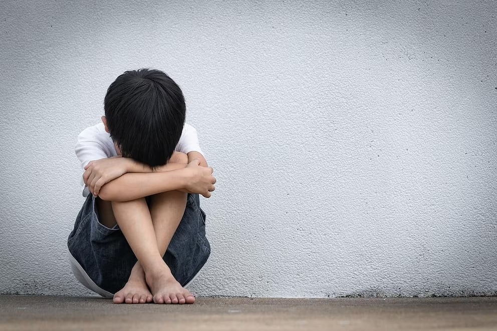 El trauma infantil del primogénito impacta sobre la salud mental de sus hermanos menores