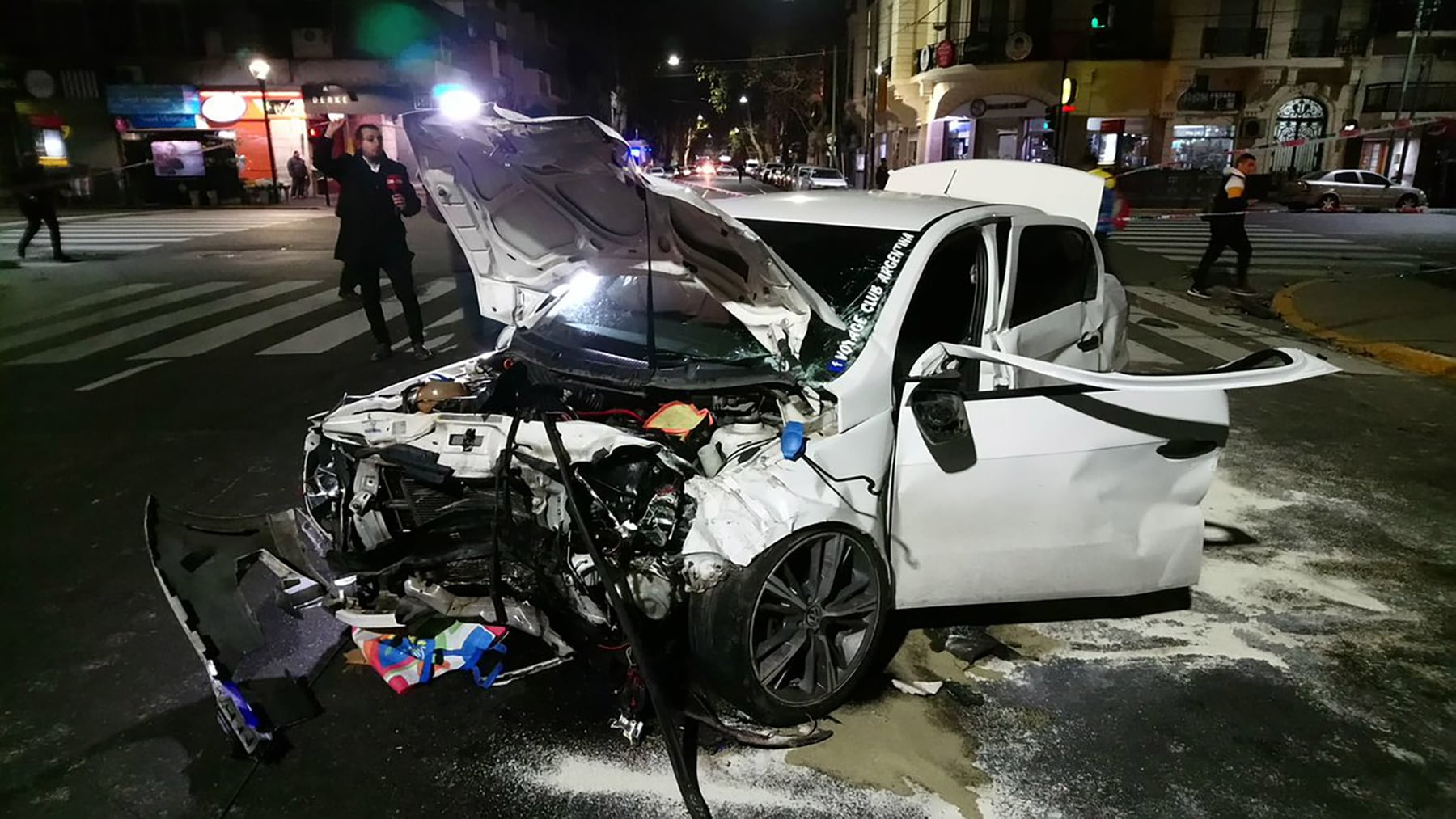 Conducía alcoholizado, cruzó semáforos en rojo, chocó y terminó sobre la vereda: hay cuatro heridos