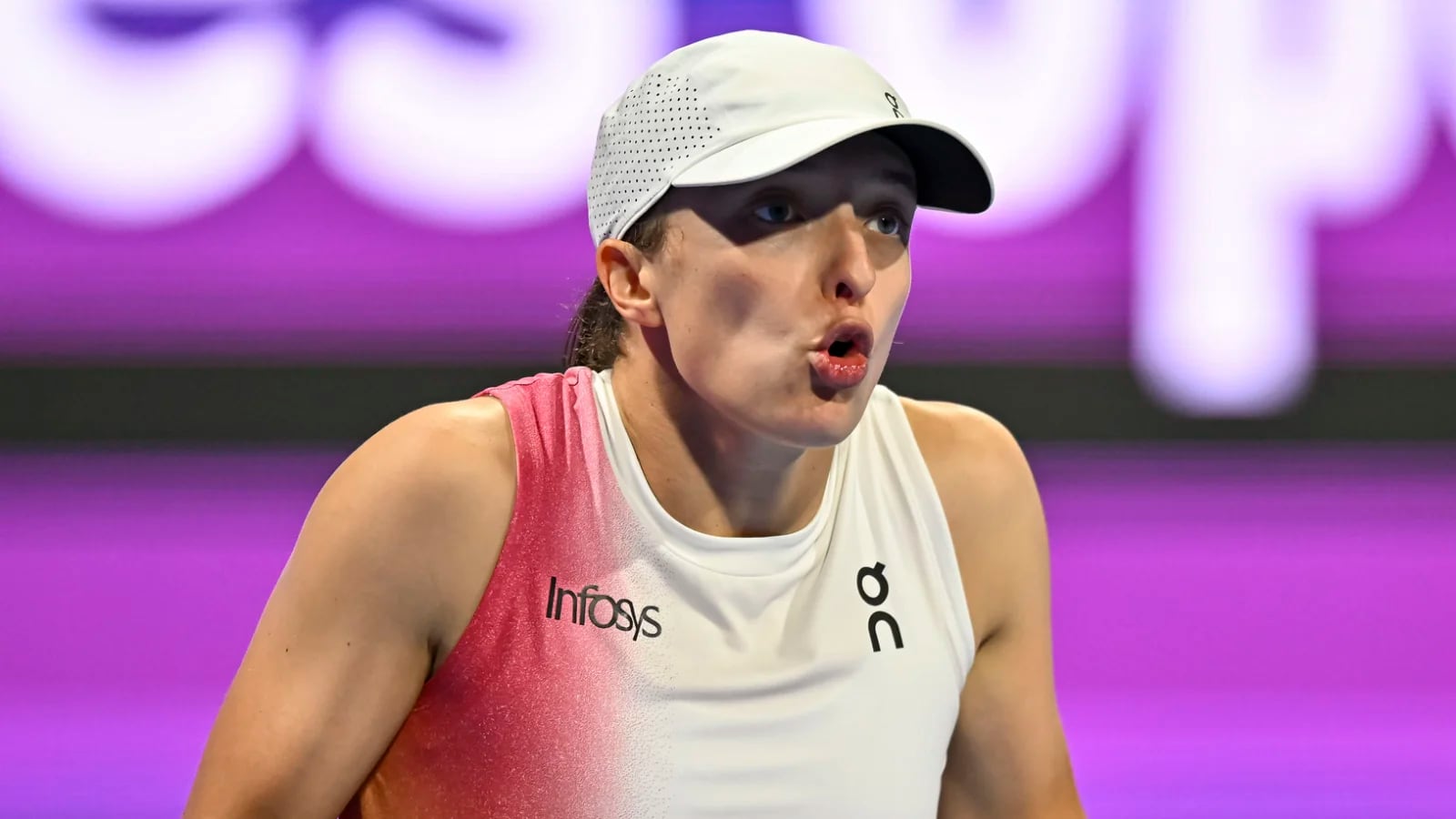 Swiatek impone su juego y mantiene su racha en Doha