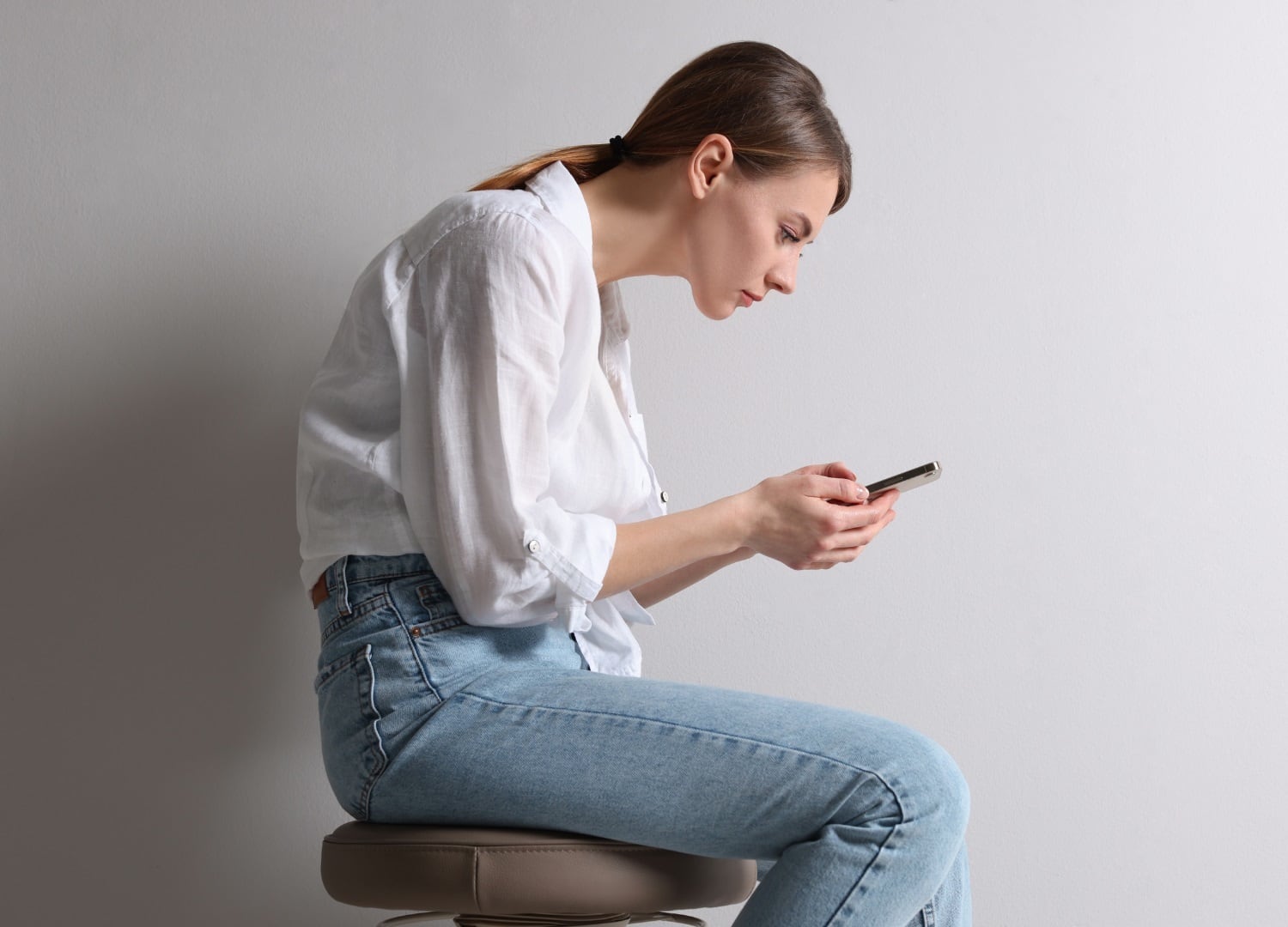 El impacto del celular en tu cuerpo: postura, salud y tecnología