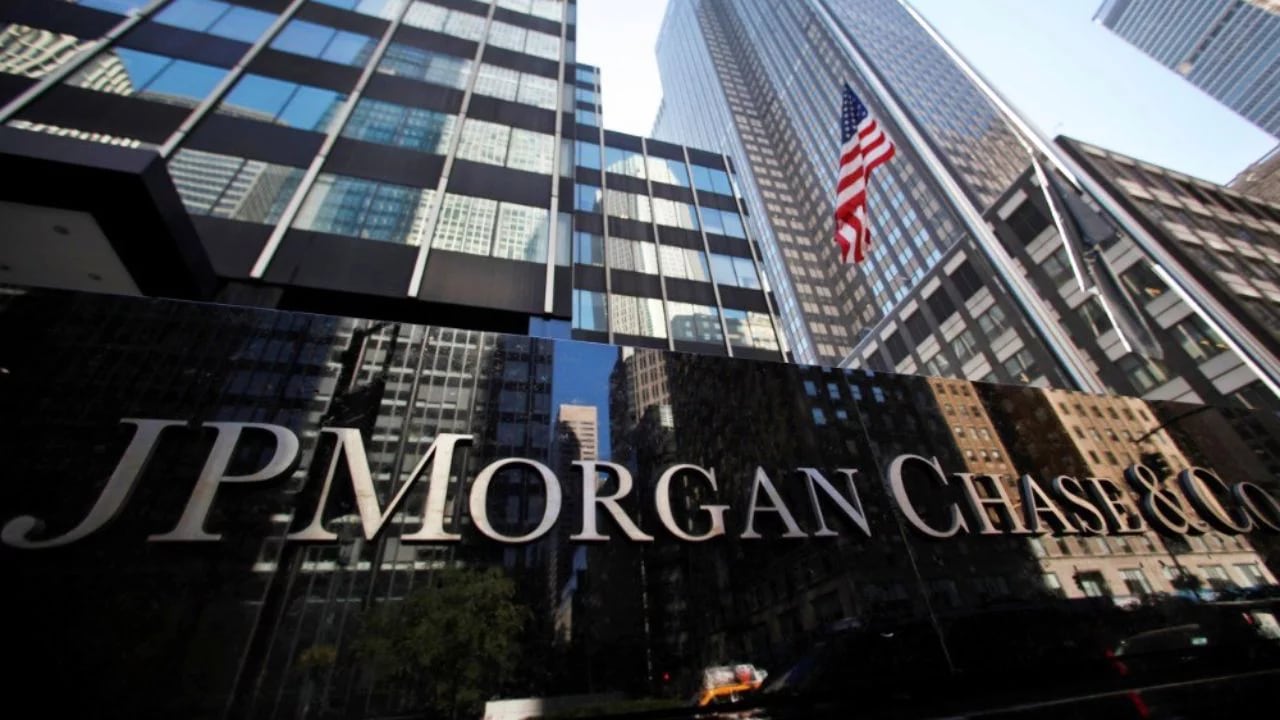 Un informe de JP Morgan es más optimista que los inversores locales: espera un buen acuerdo con el FMI y salida del cepo