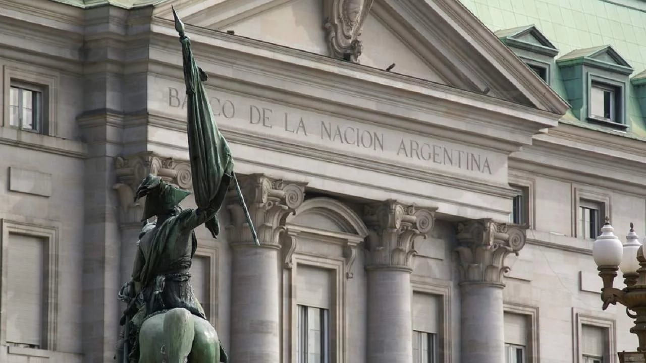 El Gobierno planea cerrar sucursales del Banco Nación y despedir empleados, pero no define cómo será el recorte
