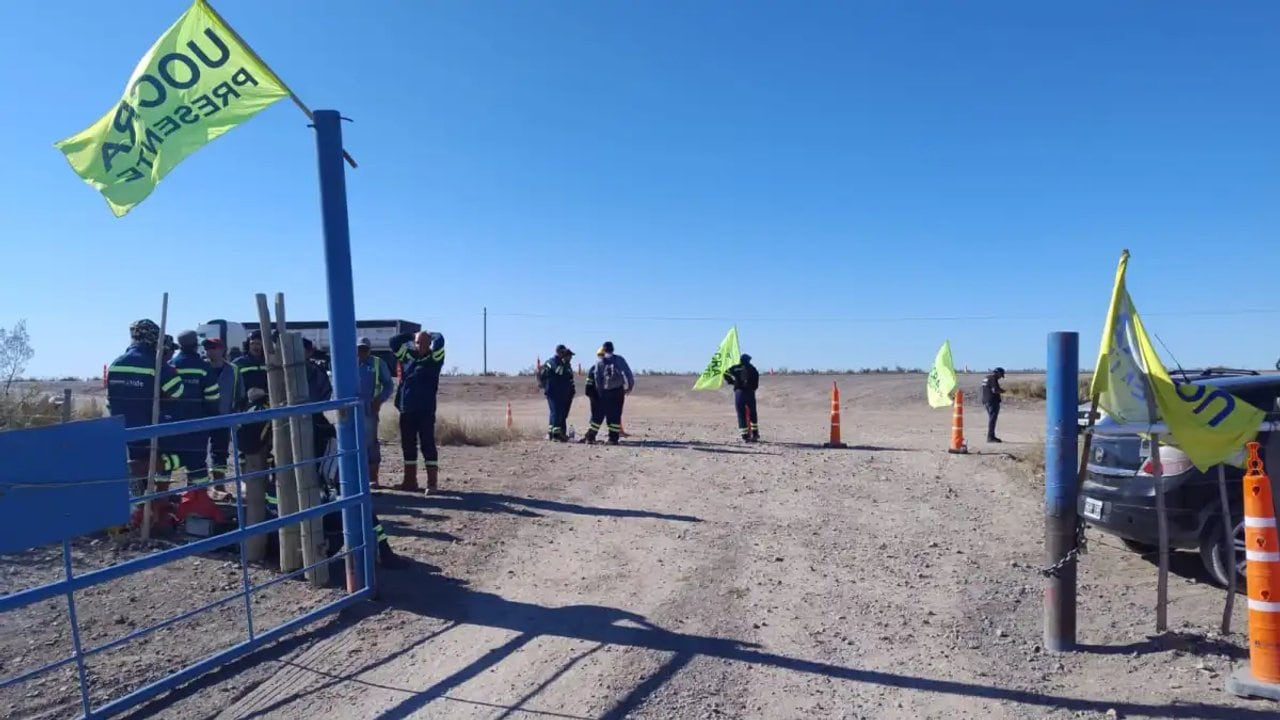 Protesta de la Uocra: bloquean la entrada a la obra del oleoducto en Vaca Muerta Sur