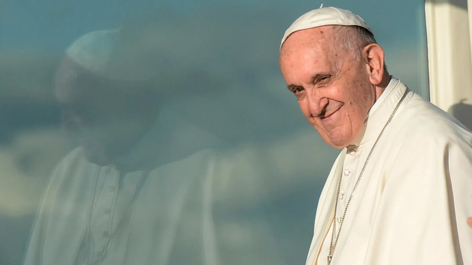 El papa Francisco pasó una noche tranquila, pero su estado sigue bajo observación médica