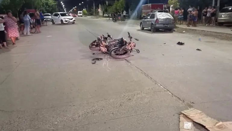 Borracha al volante chocó una moto, dejó a las víctimas tiradas y se dio a la fuga