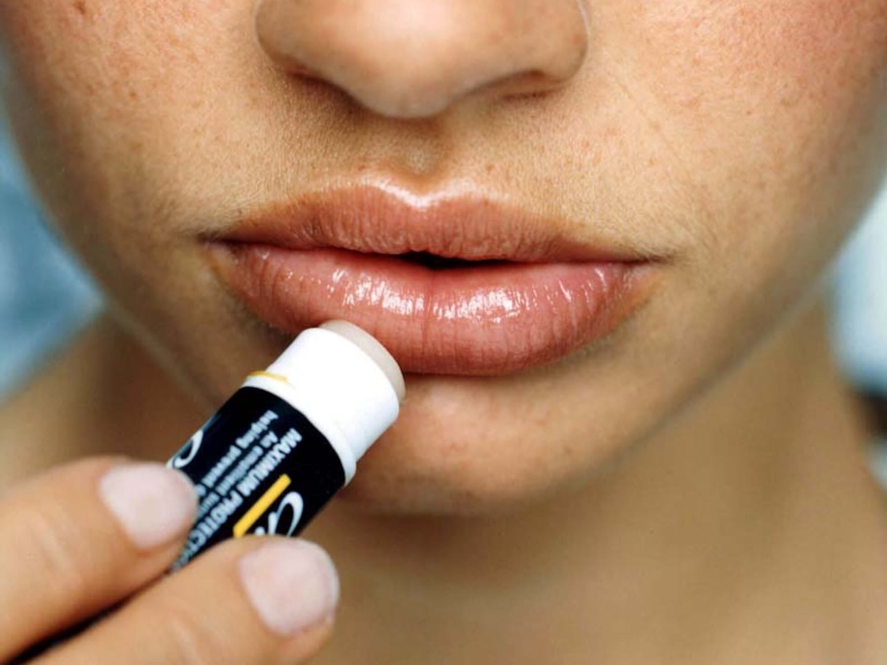 ¿El bálsamo labial realmente ayuda o empeora la sequedad?