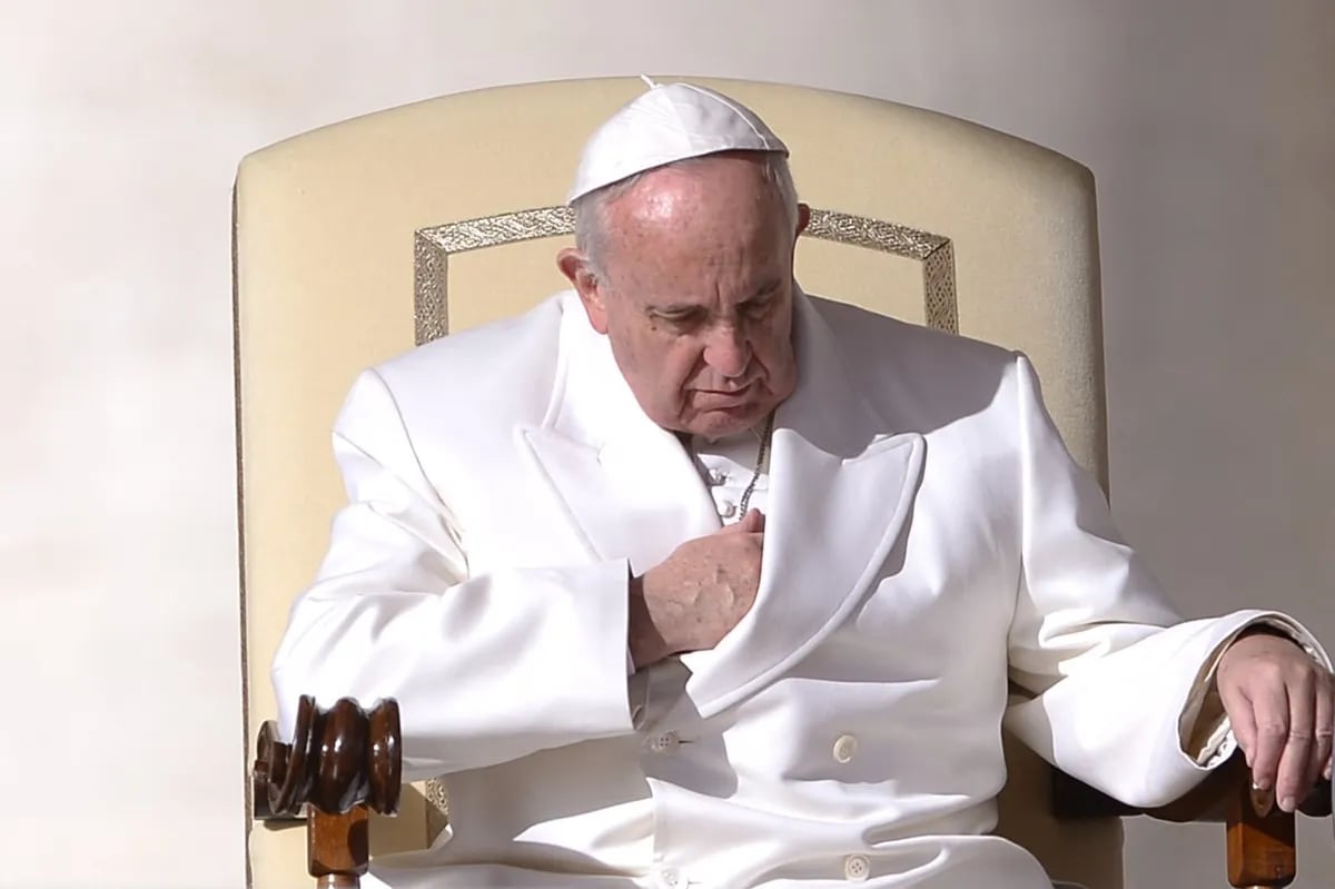 El papa Francisco enfrenta una neumonía y pasó la noche con oxígeno.