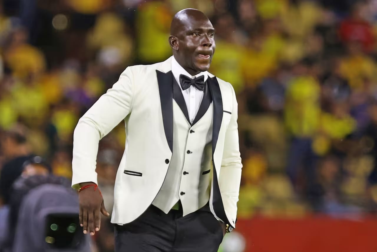 El DT de Barcelona de Ecuador dirigió un partido por Copa Libertadores con smoking blanco y estallaron los memes