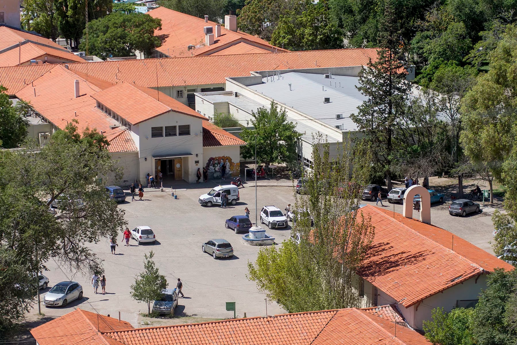 Una pequeña de 5 años de Roca terminó internada tras recibir un botellazo en medio de una pelea