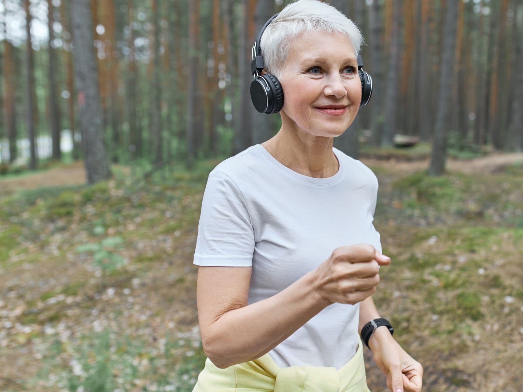 Caminar mejora la memoria: cuánto tiempo y qué intensidad recomiendan para prevenir el Alzheimer