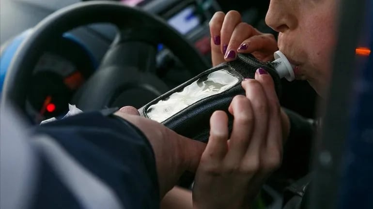 Manejaba con casi 2 gramos de alcohol en sangre y chocó en la Avenida Mosconi