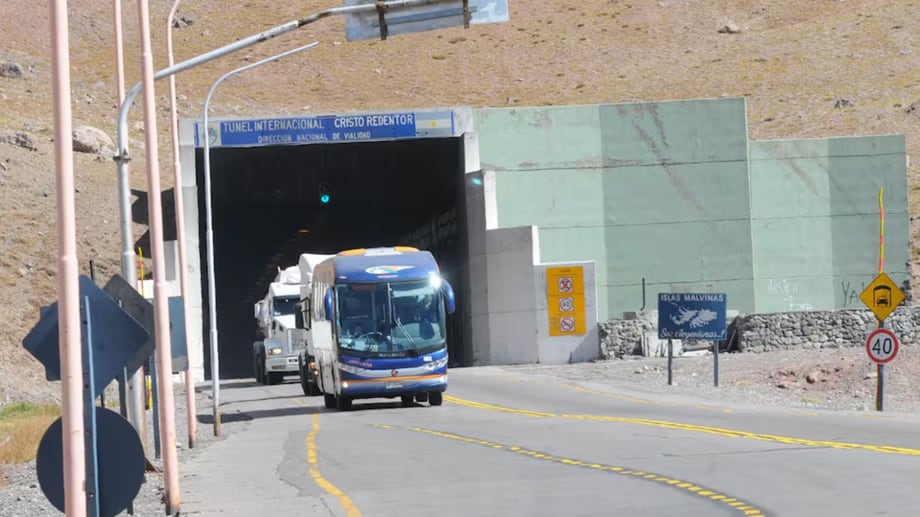 Semana Santa en Chile: Paro de Aduana y Cierre de Paso Clave