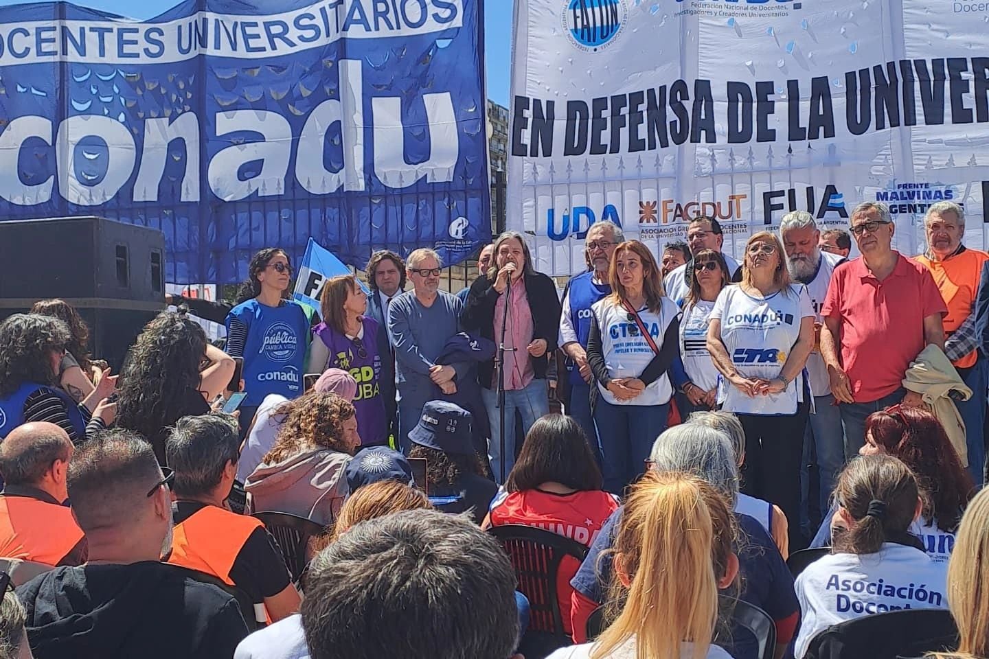Docentes universitarios mantienen el paro y se movilizan al Congreso