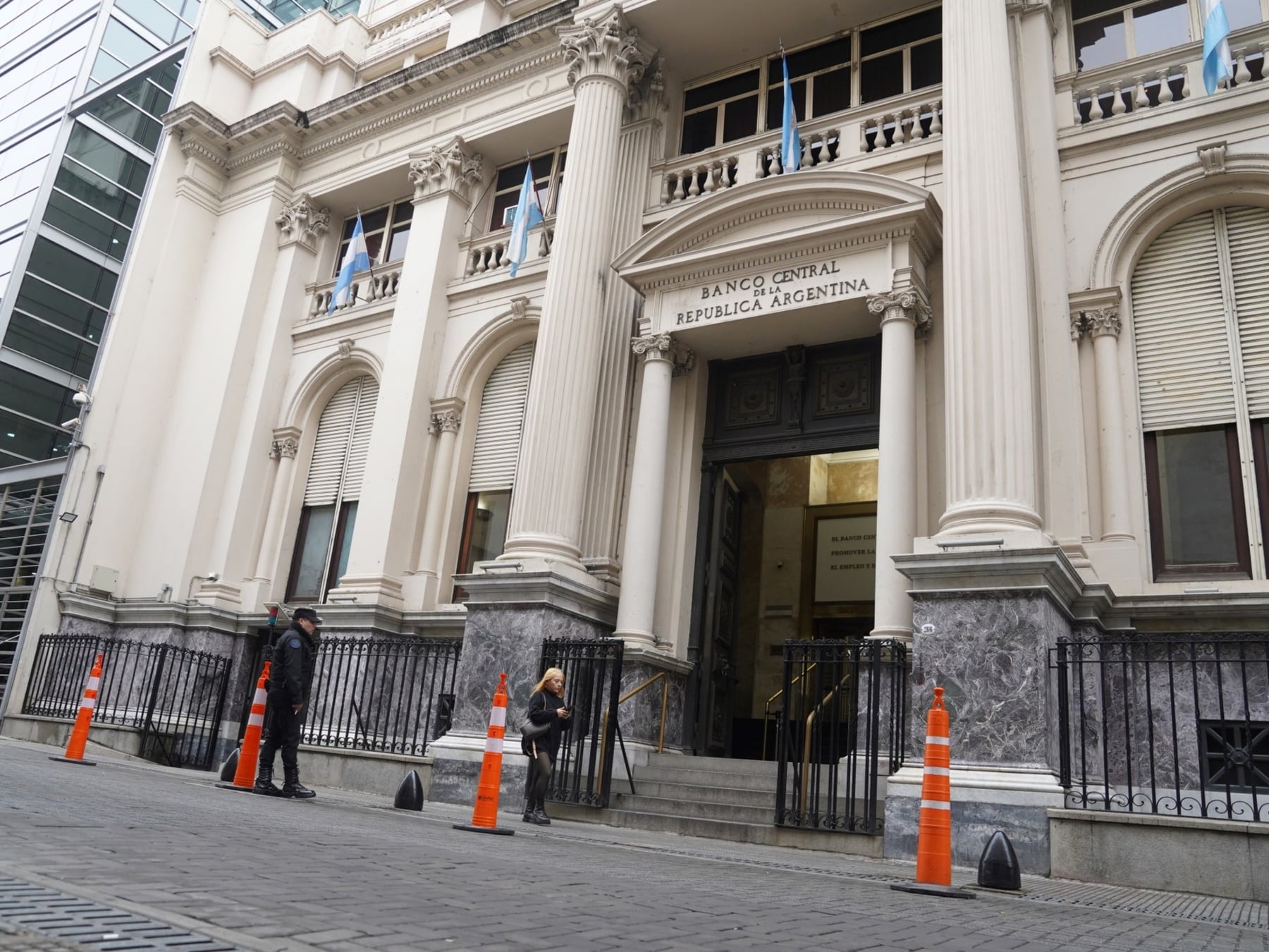Con la mira en la desinflación, el Banco Central quiere llevar el dólar al piso de la banda