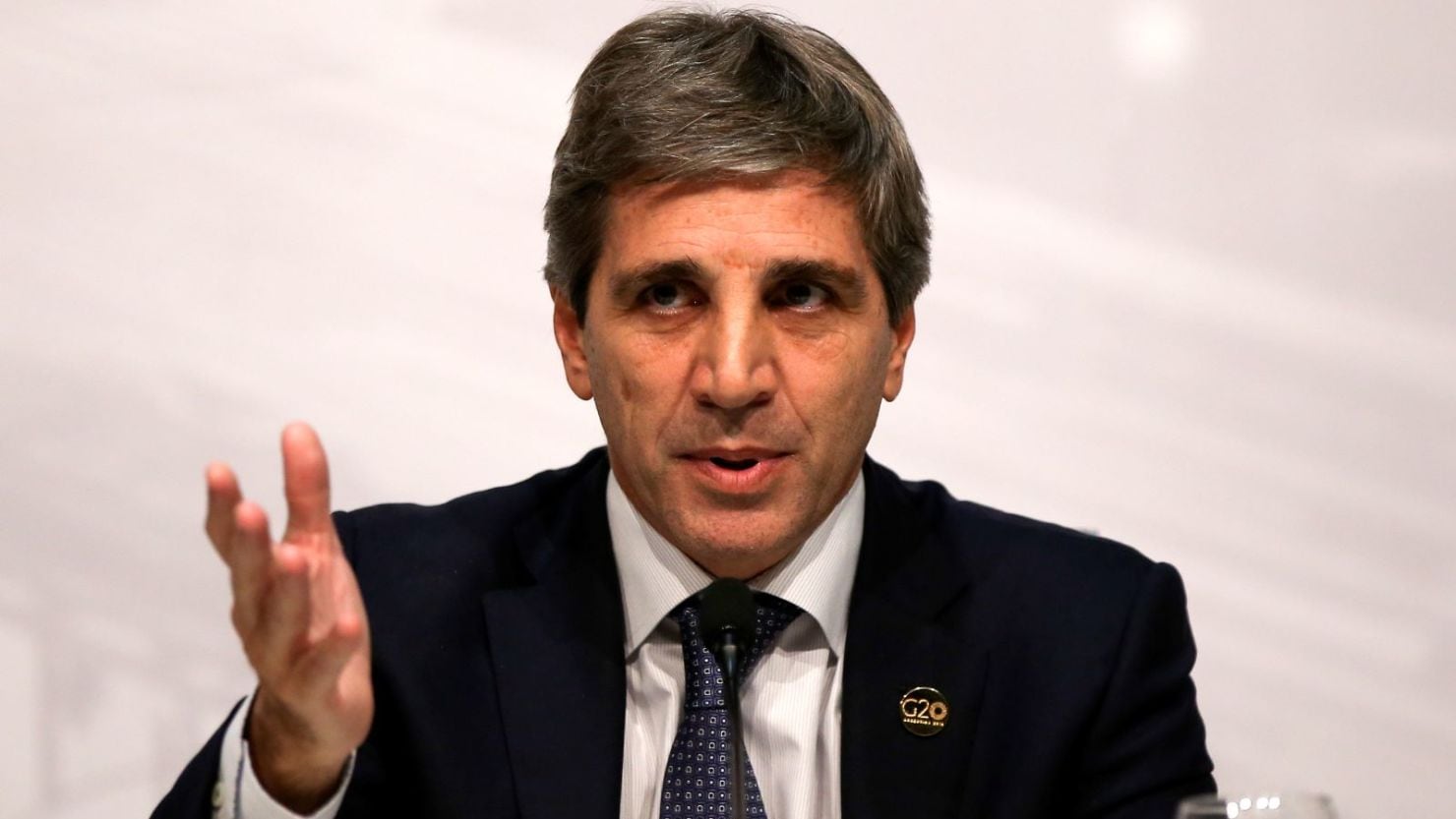 Luis Caputo pide excluir de la coparticipación a las comunas que cobren impuestos municipales
