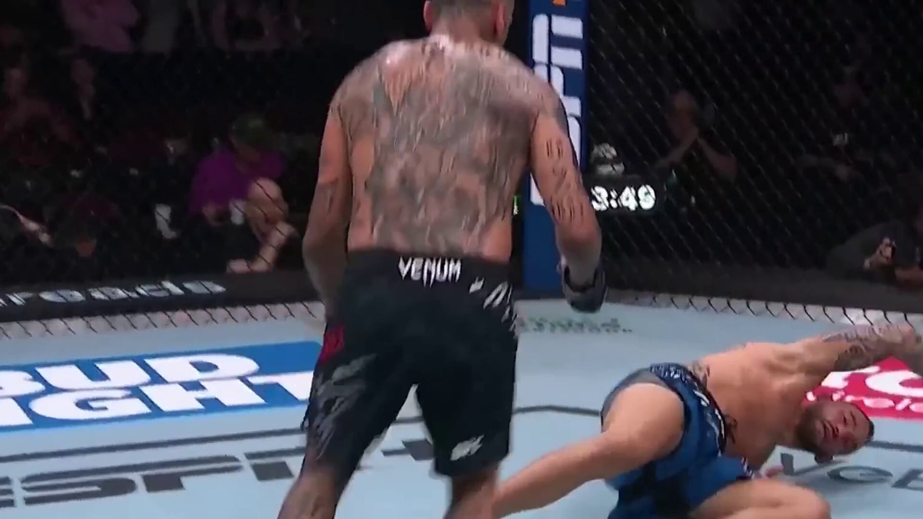 Golpe Devastador en UFC deja a Santiago Ponzinibbio Fuera de Combate
