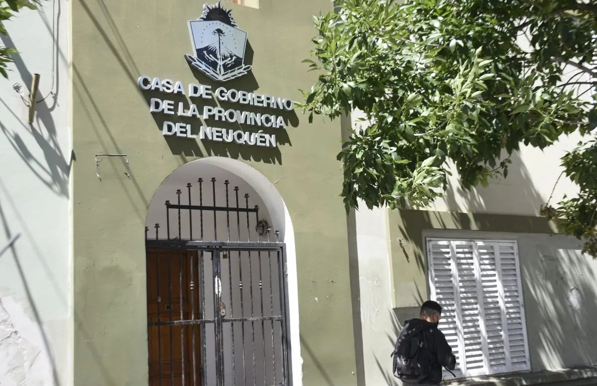 Despidos a estatales de Neuquén: casos en 2024, qué áreas y los motivos de las cesantías