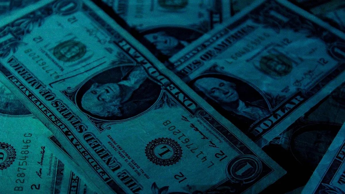 Escasez de pesos en el mercado informal convirtió al dólar blue en el más barato