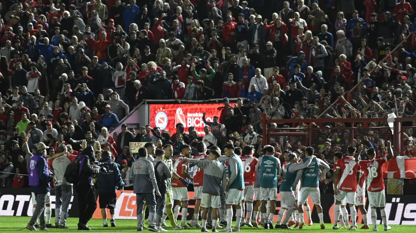 Dolor en La Paternal: un hincha de Argentinos Juniors falleció durante el partido