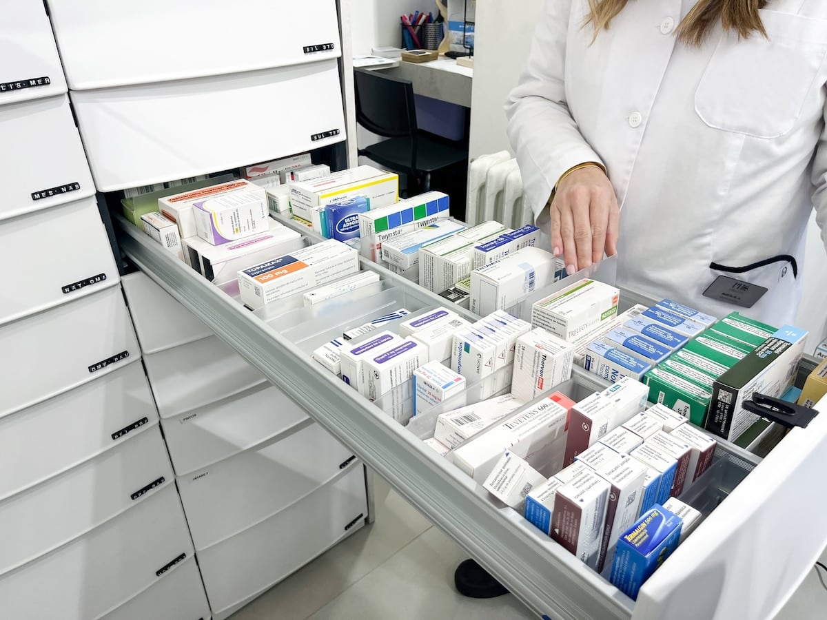 Por riesgo sanitario, suspenden a un laboratorio y ordenan retirar sus medicamentos