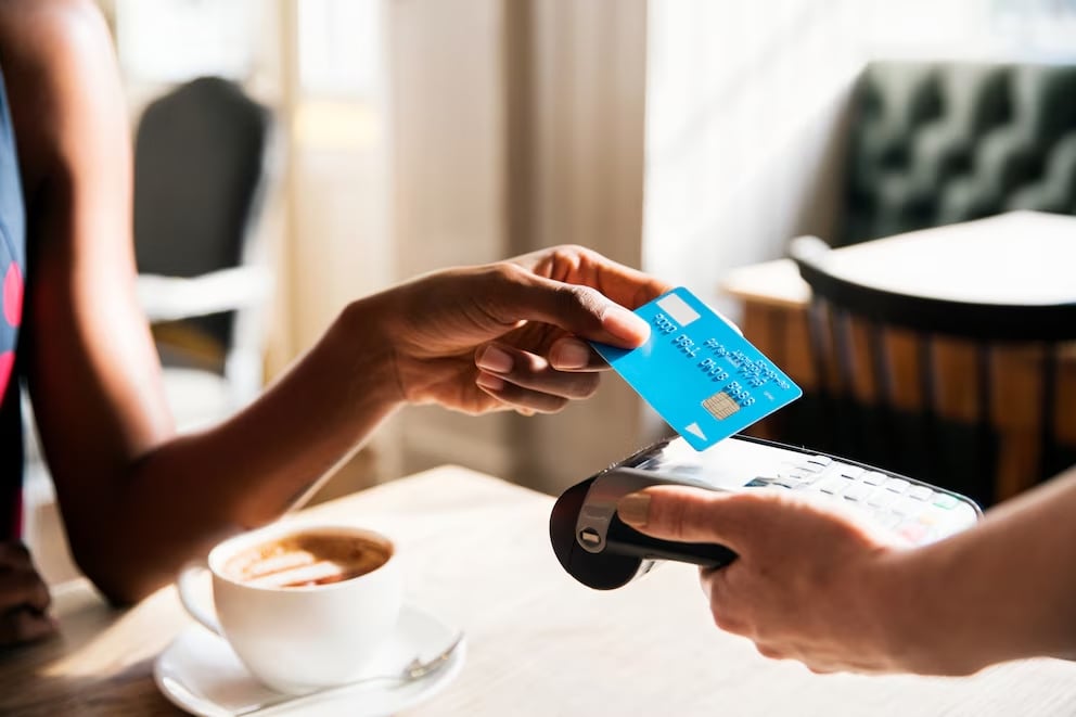 Economía bimonetaria: qué falta para que se pueda optar pagar con dólares o pesos con la tarjeta de débito