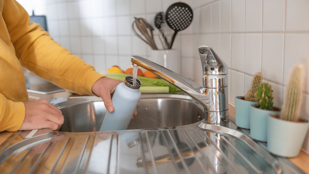 ¿Cada cuánto se deben lavar las botellas de agua para evitar bacterias y hongos?