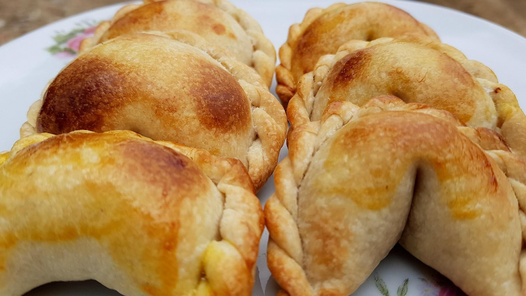 La discusión Darín-Caputo y el precio de las empanadas: ¿cuánto valen hoy y cuánto subieron?