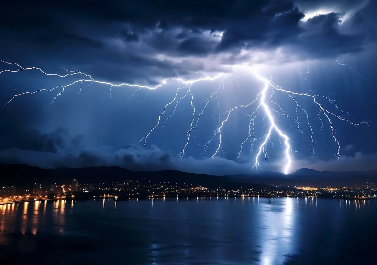 Qué origina la electricidad en las tormentas con rayos y granizo